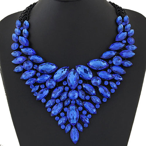 Overseas Accessory Western Trendy Fashionable Metal Dazzling Luxury Sparkle Dazzling Gem Elegant V Lettering Statement Necklace Women