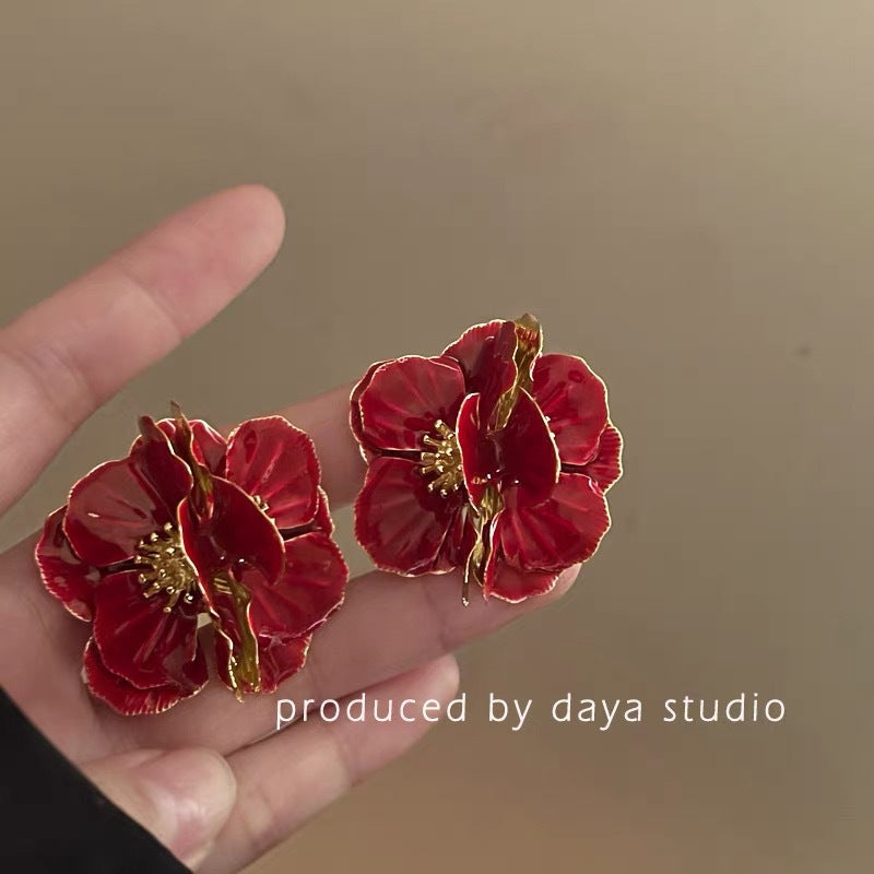 Red Geometric Flower Stud Earrings - view 6