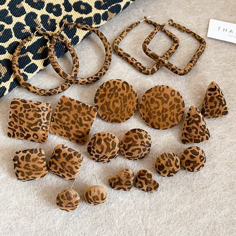 Rhinestone Leopard-Print Stud Earrings – Vintage Style - view 3