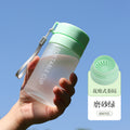 运动水杯批发户外大容量磨砂透明塑料水杯便携提绳带茶漏杯子定制