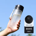 运动水杯批发户外大容量磨砂透明塑料水杯便携提绳带茶漏杯子定制