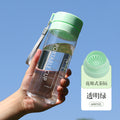 运动水杯批发户外大容量磨砂透明塑料水杯便携提绳带茶漏杯子定制
