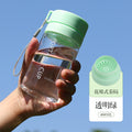 运动水杯批发户外大容量磨砂透明塑料水杯便携提绳带茶漏杯子定制