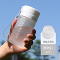 运动水杯批发户外大容量磨砂透明塑料水杯便携提绳带茶漏杯子定制