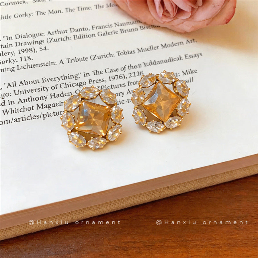 Minimalist Round Zircon Stud Earrings - view 4
