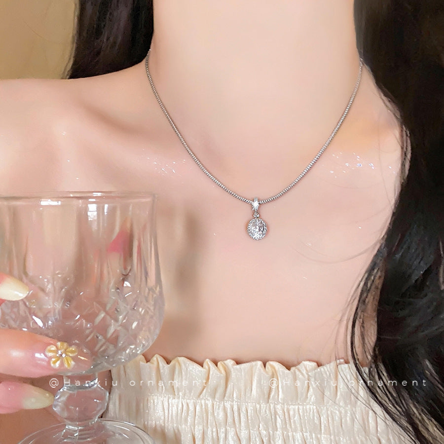 Minimalist Zircon Round Pendant Necklace - view 3