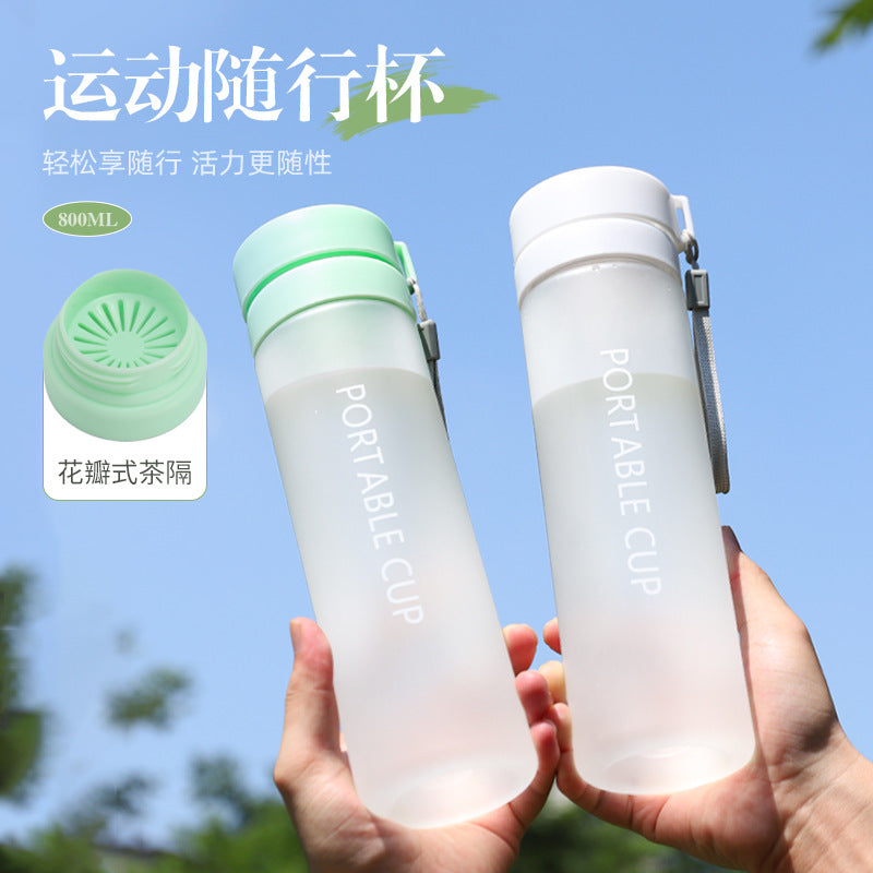 运动水杯批发户外大容量磨砂透明塑料水杯便携提绳带茶漏杯子定制