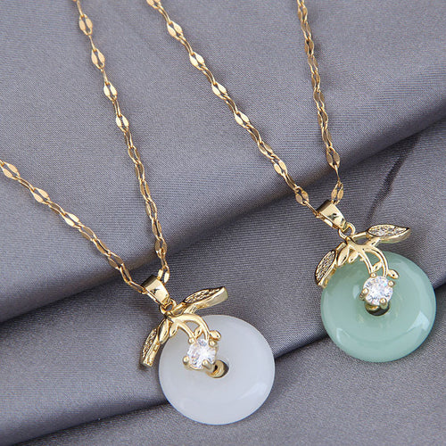 Korean No Fade Titanium Necklace Women Factory Direct Peace Clasp Flower Pendant Fresh Chalcedony Clavicle Chain N6260