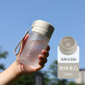 运动水杯批发户外大容量磨砂透明塑料水杯便携提绳带茶漏杯子定制