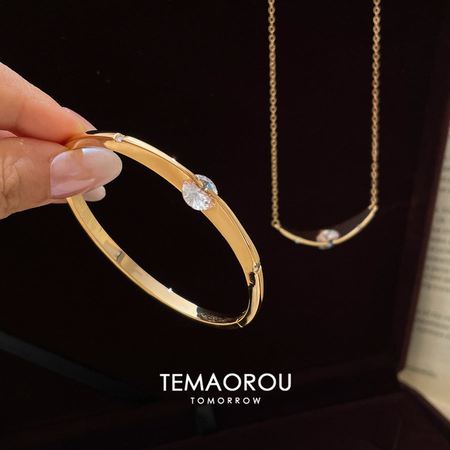 Sparkling Zircon Round Pendant Necklace - view 3