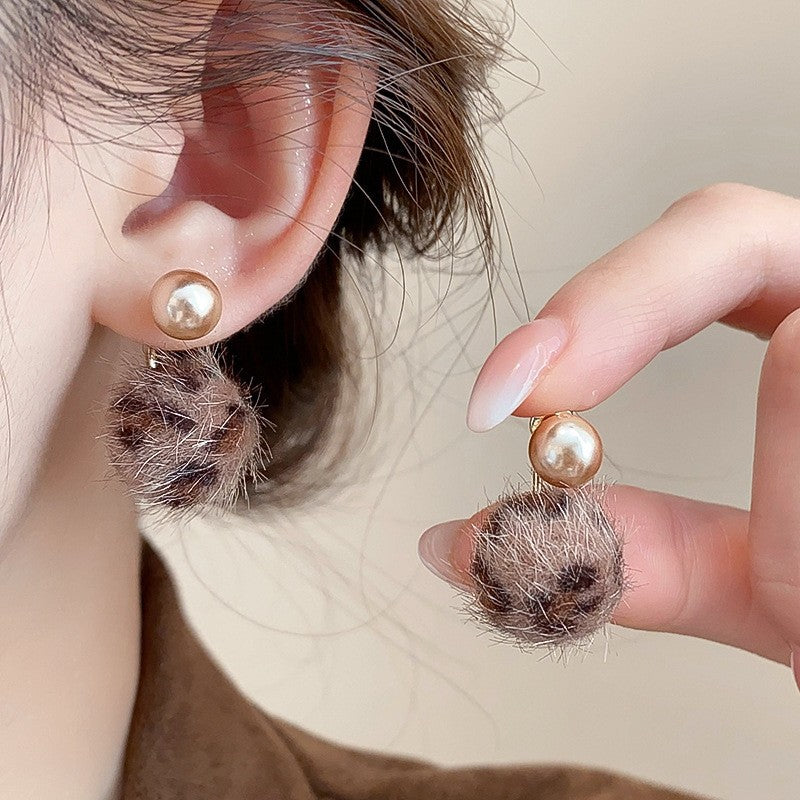 Rhinestone Leopard-Print Stud Earrings – Vintage Style - view 2