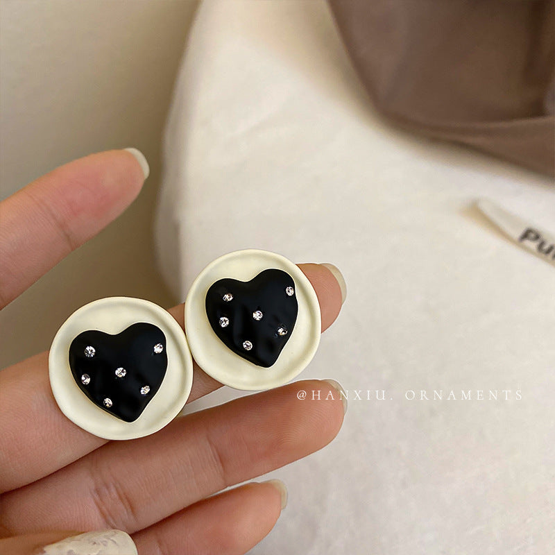 White Geometric Heart Hoop Stud Earrings - view 4