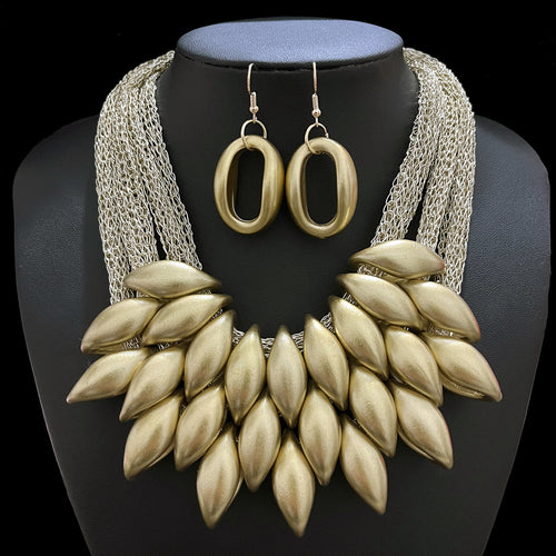 New Western Gold Acrylic Fringe Cotton String Necklace Accessory Item Fashionable Designer Accessory Statement Clavicle Chain Women