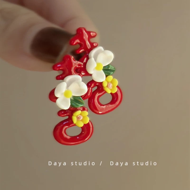 Red Geometric Flower Stud Earrings - view 7