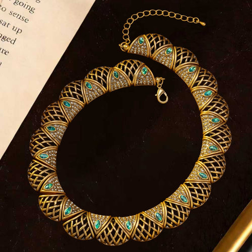 Retro vintage Distressed Gold Green Stone Necklace Vintage Heavy-Duty Fashionable Simple Clavicle Chain Cutout Fan Shape Necklace