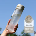 运动水杯批发户外大容量磨砂透明塑料水杯便携提绳带茶漏杯子定制