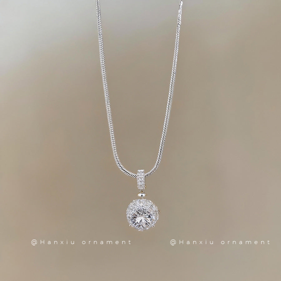 Minimalist Zircon Round Pendant Necklace - view 4