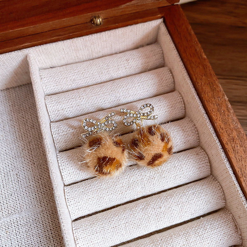 Rhinestone Leopard-Print Stud Earrings – Vintage Style - view 9