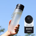 运动水杯批发户外大容量磨砂透明塑料水杯便携提绳带茶漏杯子定制