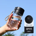 运动水杯批发户外大容量磨砂透明塑料水杯便携提绳带茶漏杯子定制