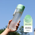 运动水杯批发户外大容量磨砂透明塑料水杯便携提绳带茶漏杯子定制