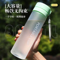 运动水杯批发户外大容量磨砂透明塑料水杯便携提绳带茶漏杯子定制
